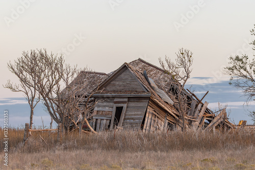 Obraz na płótnie Abandoned and collapsed farm house in rural Texas. w salonie