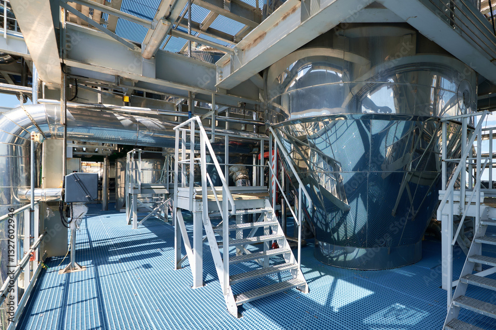 Obraz premium Overview of a modern chemical plant with extensive pipelines and industrial equipment during daytime operations