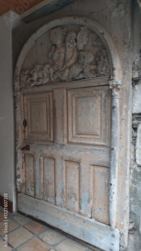 Ancienne porte sculptée en bois patinée 