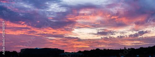 Tableau sur toile Colourful sunset in late summer.