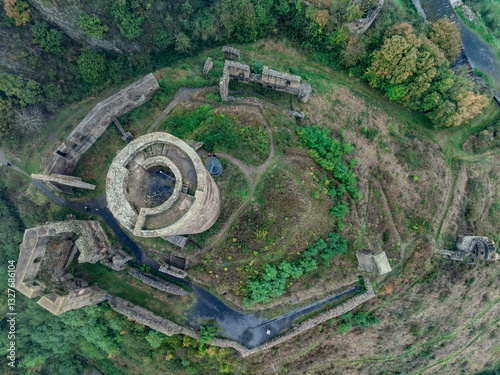 Obraz na płótnie Aerial ground plan view of Philipsburg castle above Monreal Germany with pentagonal tower and large round keep w salonie