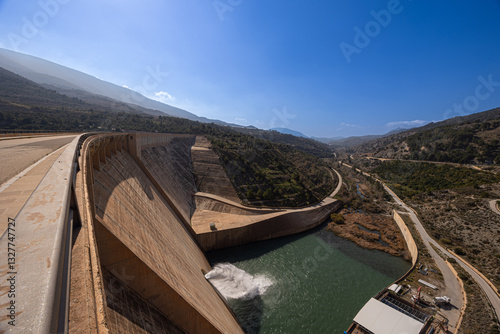 Hydroelectric dam with open spillway