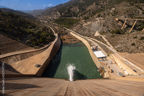 Hydroelectric dam with open spillway