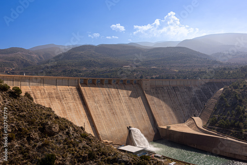 Фотография Hydroelectric dam with open spillway