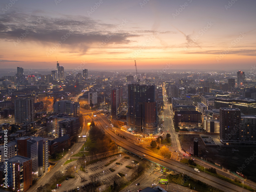 Obraz premium Aerial View of Leeds City Centre at Dawn with Illuminated Streets