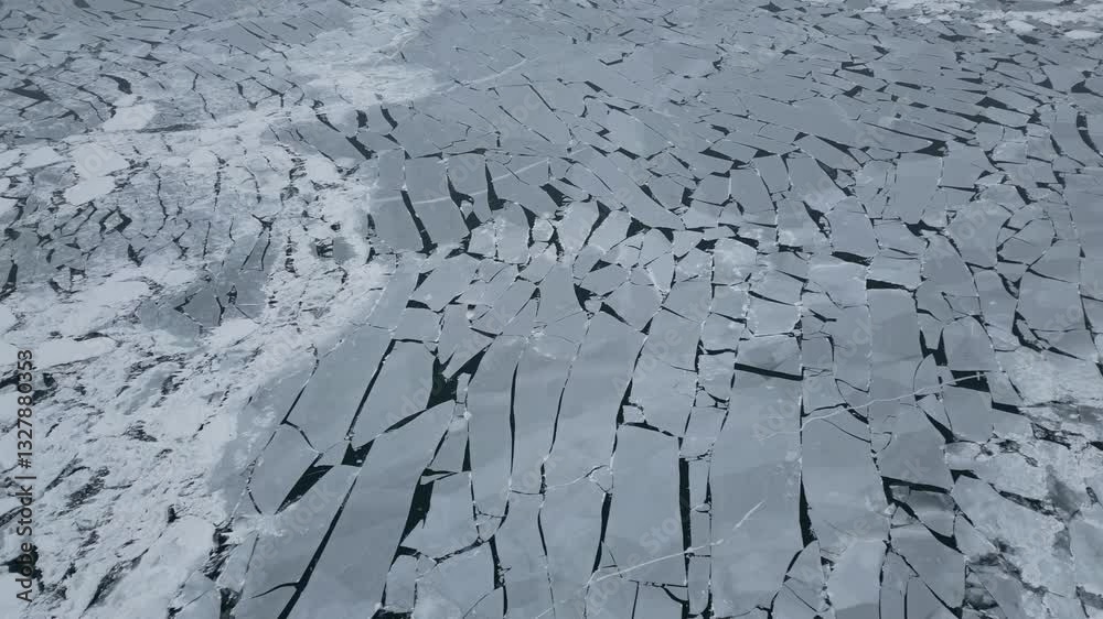 Aerial view of pack ice breaking up on a lake - Vue aérienne de la banquise en dislocation sur un lac
