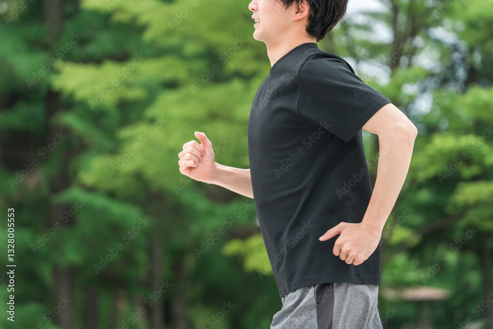 公園で歩く・散歩・ウォーキング・トレーニング・有酸素運動をする若い男性
