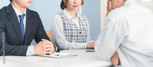 Foto 窓口で落ち込む顧客の相談に乗るビジネスマン（困る・ショック・借金・倒産・自己破産）