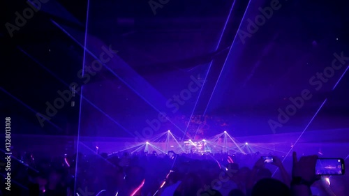 gente bailando en un club nocturno con espectáculo de laser