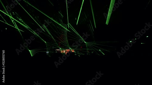 gente bailando en un club nocturno con espectáculo de laser