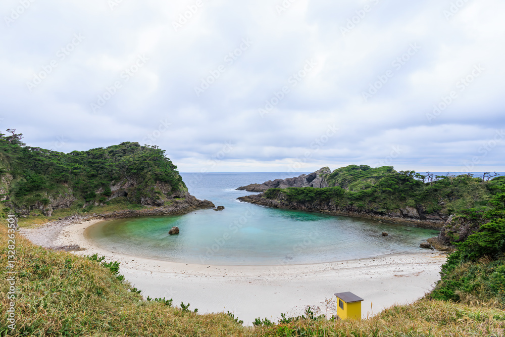 Fototapeta premium 式根島の美しい泊海水浴場と沖を行く東海汽船さるびあ丸。東京都伊豆諸島式根島-2024