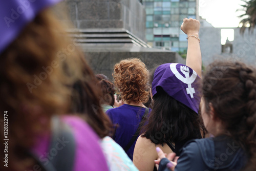 mulheres em marcha pelos direitos feministas em gesto de luta e resistencia