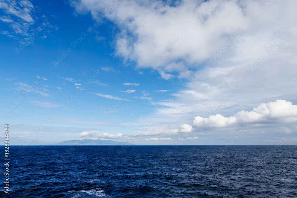 Obraz premium 伊豆大島の岡田港から東京へ向け出航する東海汽船さるびあ丸 東海汽船東京湾〜伊豆諸島航路のさるびあ丸船上-2024 