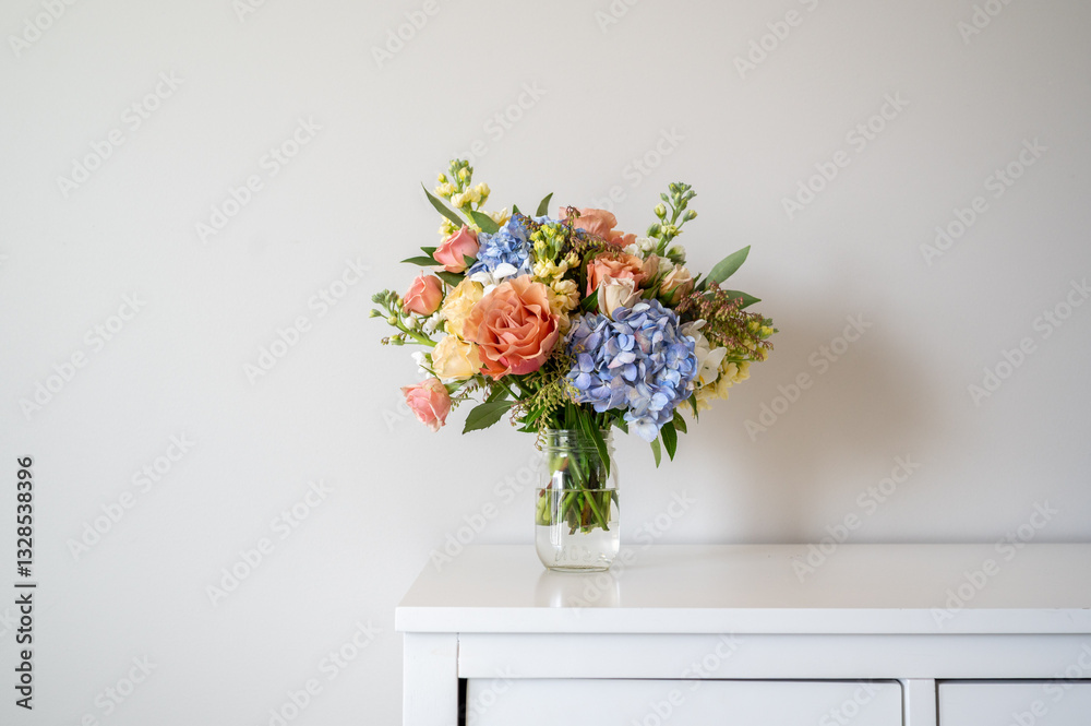 Fototapeta premium vibrant floral arrangement with roses and hydrangeas in glass jar