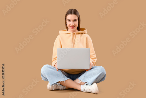 Stylish young woman in hood...