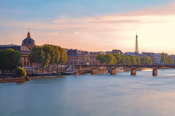 Fotobehang Tower Bridge Parijs Eiffeltoren en Seine zonsondergang  © Agnieszka Gaul