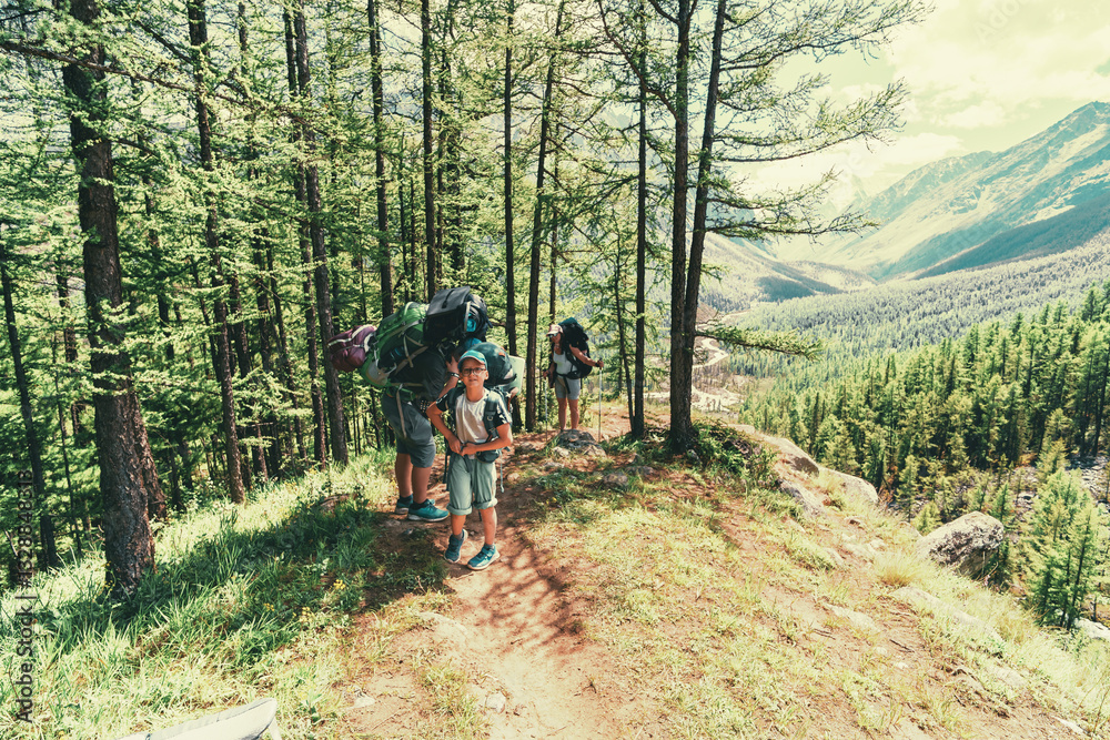 Fototapeta premium family adventure trip in the wild