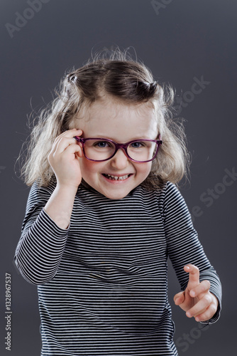 Mädchen, 3 Jahre, mit Lesebrille