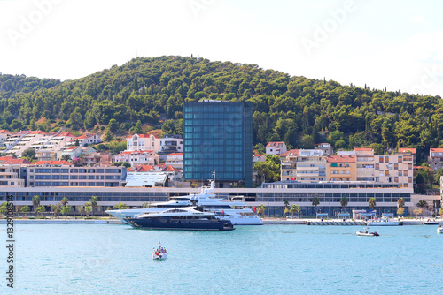 Obraz na płótnie Contemporary buildings, gardens and beaches at the waterfront in Split, Croatia. View of Split from the boat. w salonie