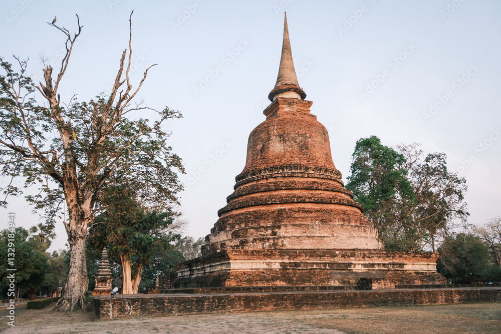 Fototapeta premium sukhothai historical park pagoda temple 