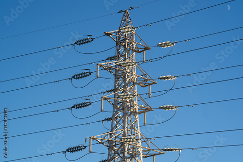 工業地帯に電気を運ぶ送電線