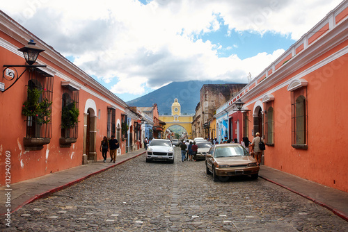 Quadro em tela Straßenszene in der kolonialen Altstadt von Antigua, Guatemala