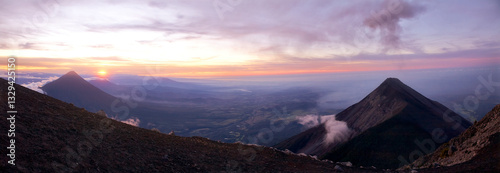 Eindrucksvolle Aufnahme des rauchenden Vulkans Fuego während einer Wanderung auf dem Vulkan Acatenango in Guatemala bei Sonnenuntergang.