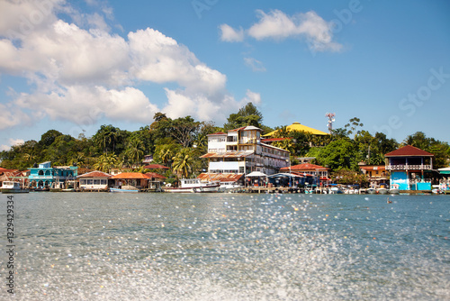  Bootsfahrt entlang des Rio Dulce nach Livingston in Guatemala. Die Bilder zeigen einheimische Ruderer, traditionelle Häuser, Boote und Yachten am Ufer, versunkene Schiffe.