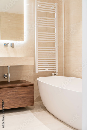 Fotografie Salle de bain moderne avec baignoire îlot et finition bois