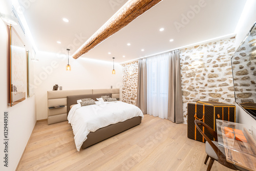 Obraz na płótnie Chambre moderne avec murs en pierre apparente et poutre en bois
