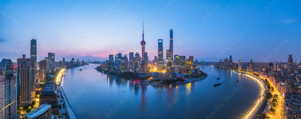 Obraz premium Shanghai cityscape skyline and Huangpu River at twilight
