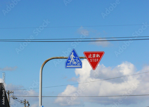 日本のとまれと横断歩道ありの道路交通標識