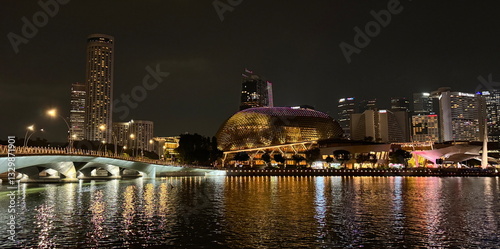 Obraz na płótnie Beautiful lights at night from the buildings with reflection at the bay in Singapore w salonie