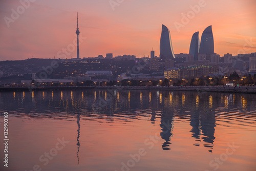 Tableau sur toile 08.03.2025, Baku, Azerbaijan, sunset on the embankment