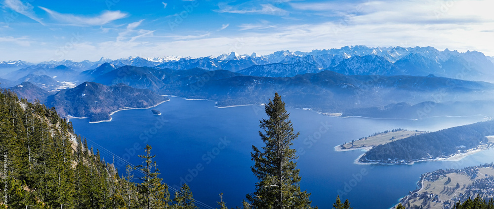Fototapeta premium Blick vom Herzogstand auf den Walchensee und die umliegende Bergkette