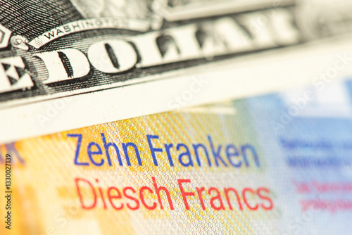 Über einem Schweizer Zehn Franken Geldschein liegt ein Zehn US-Dollar-Schein