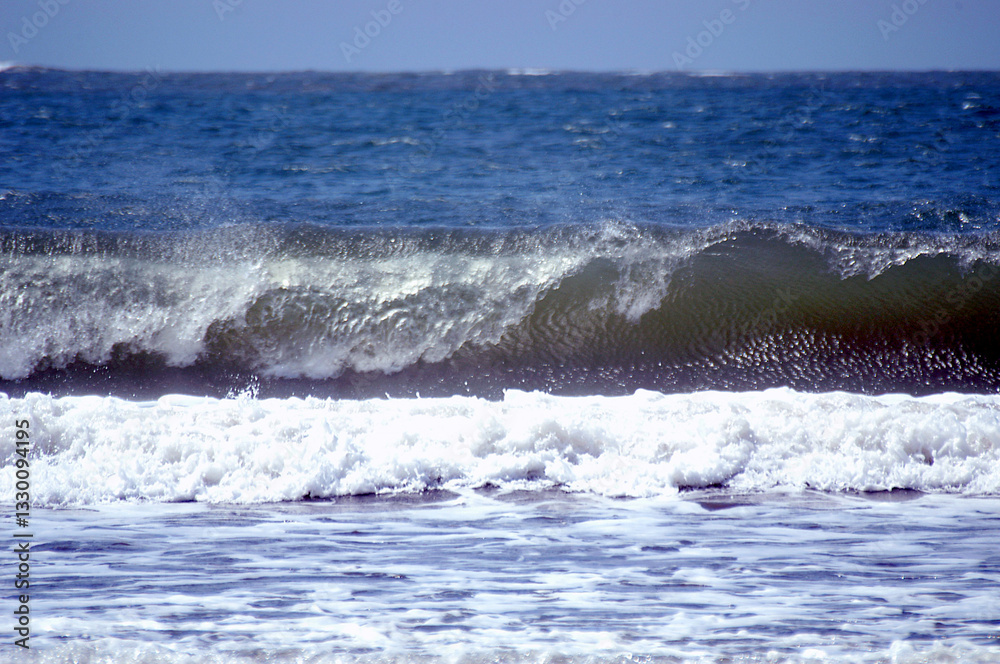 Fototapeta premium Beautiful wave breaking on the shoreline on the beach in Malindi, Kenya