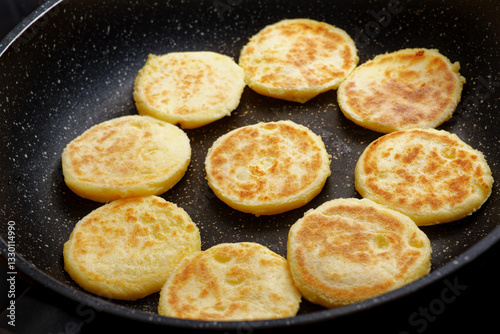 Obraz na płótnie Cooking potato dough patties w salonie