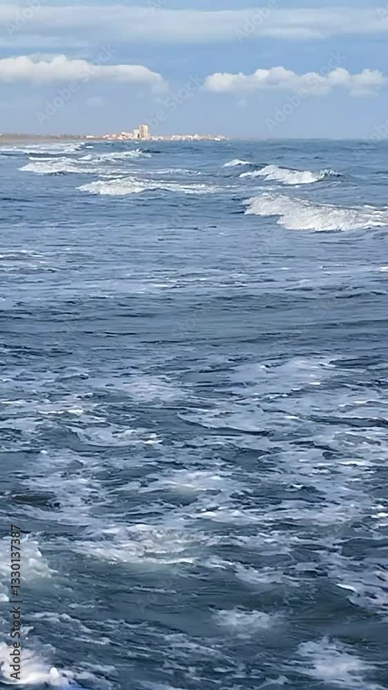 Mer agitée sur le littoral près de Béziers en France