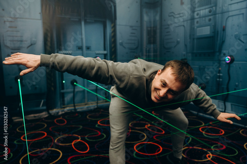 The player carefully crosses the room, keeping his balance and avoiding touching the lasers. The challenge requires dexterity.