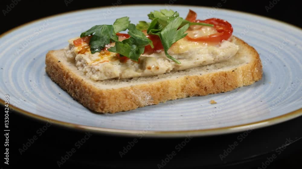 The sandwich on the plate rotates 360 degrees The sandwich on the plate rotates 360 degrees