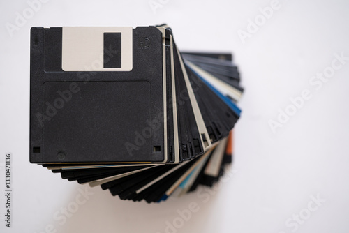 vista cenital de torre de disquetes obsoletos con espacio para texto