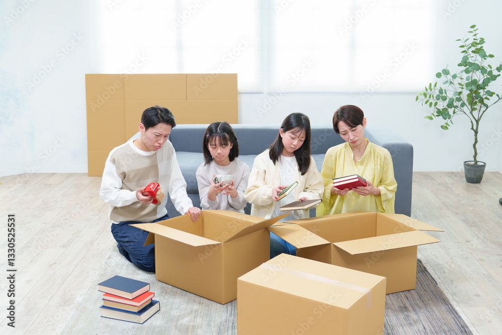 引越しの梱包で悩む家族 引越しの梱包で悩む家族