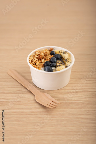 desayuno o comida saludable con fruta, en bol de arandanos, banana, cereal, yogur griego y semillas de chia