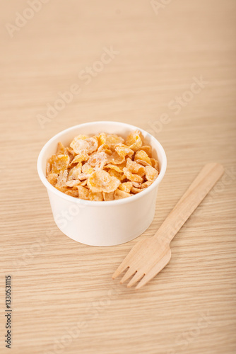 Cereal corn flakes en bowl para desayuno servido listo para comer
