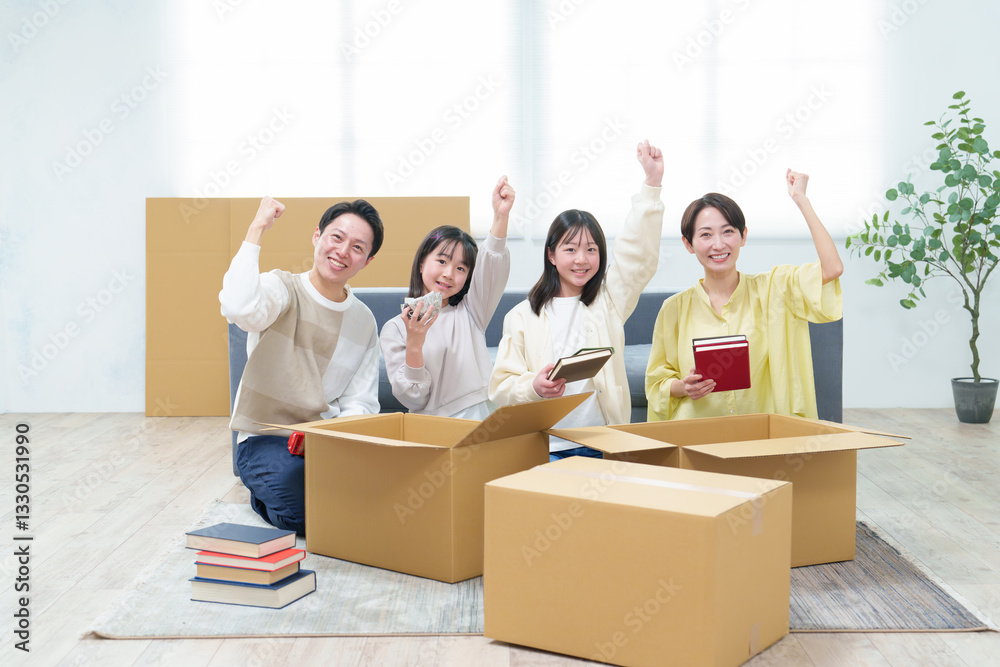 引越し 梱包 ガッツポーズをする家族 引越し 梱包 ガッツポーズをする家族