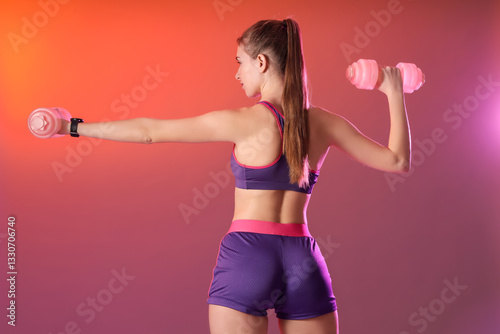 Sporty young woman with dum...