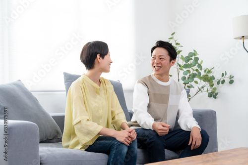 会話をする日本人カップル