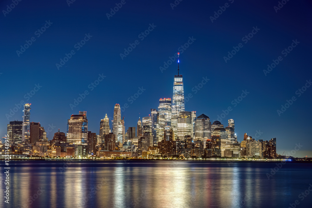 Obraz premium The skyline of downtown Manhattan in New York at night