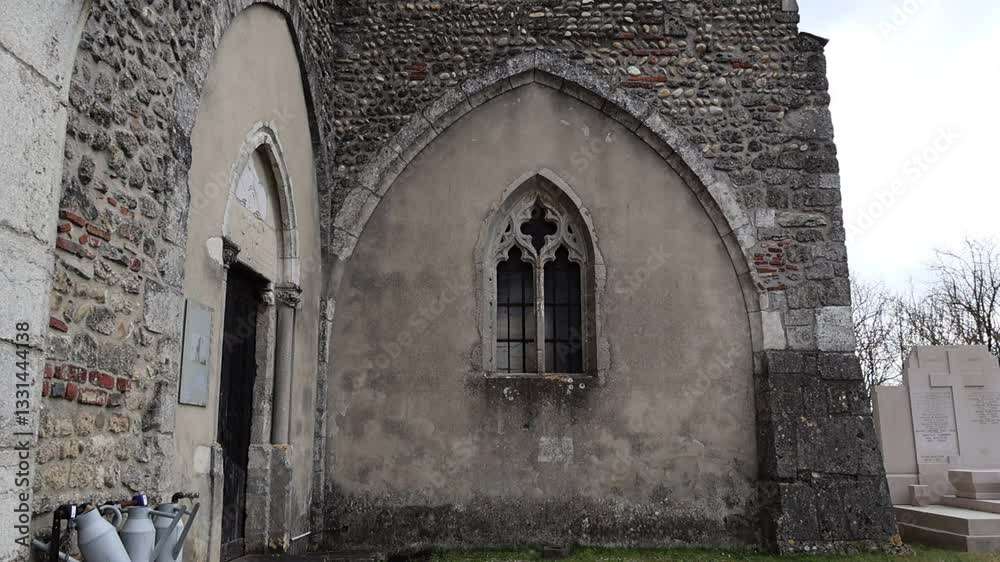 Détail architectural d'une église ancienne : ogives et maçonnerie.